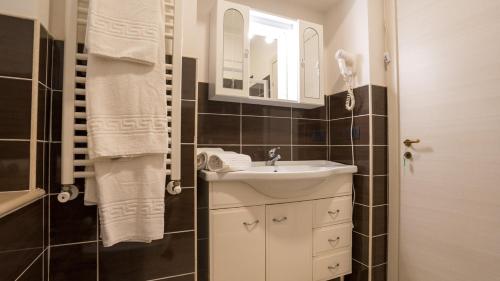 uma casa de banho com um lavatório e um espelho em HICE ROOM em Catanzaro