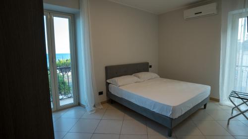 1 dormitorio con cama y vistas al océano en HICE ROOM en Catanzaro