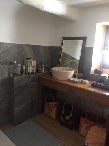 baño con lavabo y espejo en la encimera en La Maison des Soleils en Soleilhas
