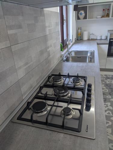 Η κουζίνα ή μικρή κουζίνα στο Bidda Mores Appartamenti- I Velieri