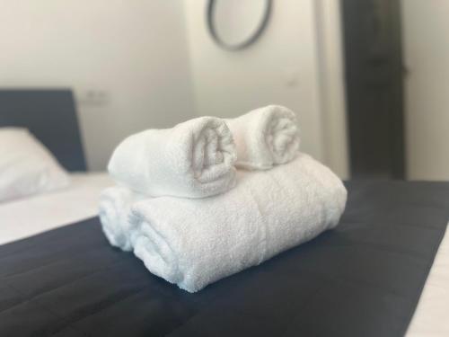 una pila de toallas sentadas encima de una cama en Casa de Ámbar, Bed&Breakfast en Alhaurín el Grande