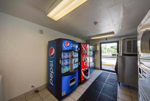 a room with a soda machine and soda machines at Motel 6-Lakeland, FL in Lakeland
