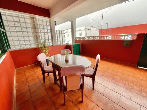 comedor con mesa y sillas en Big&Confort ''con terraza y jardín'', en Tegueste