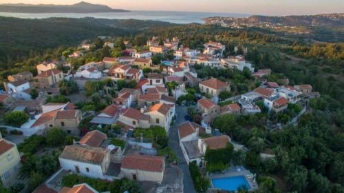 una vista aerea di un villaggio con case di Villa Penelope a Douliana