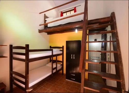 Habitación con 2 literas en una habitación en Cantinho dos Aquários, en Arraial d'Ajuda