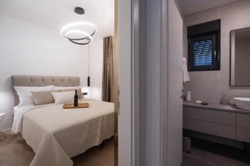 una camera con letto e un bagno con lavandino di Apartment Artemis Zadar a Zara (Zadar)