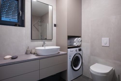 bagno con lavandino e lavatrice di Apartment Artemis Zadar a Zara (Zadar)