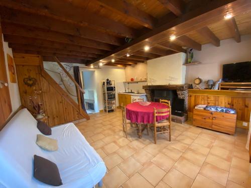 un salon avec une table et une cuisine dans l'établissement le petit gite de la maison lierue, à La Prinstière