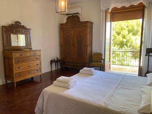 a bedroom with a bed and a dresser and a window at Vista Mare a 300 mt dalla spiaggia in Cariati