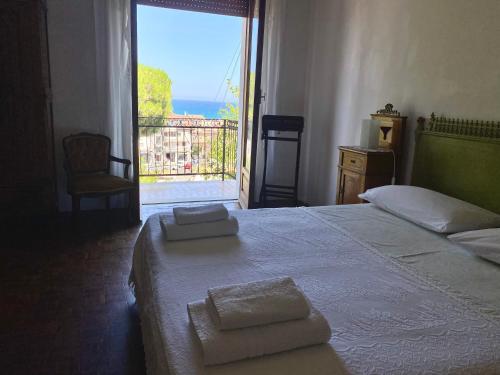 um quarto com uma cama com duas toalhas em Vista Mare a 300 mt dalla spiaggia em Cariati