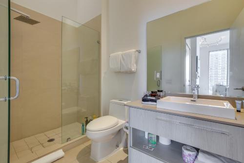 een badkamer met toilet, wastafel en douche bij Steps to Sand Ocean-View Condo in Hollywood in Hollywood