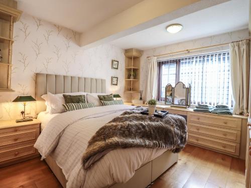 um quarto com uma cama grande e uma janela em 256 London Road em Colchester