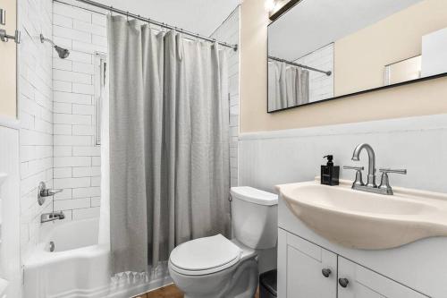 Bilik mandi di New! Cozy Mid Century Modern Oasis 3bd Home