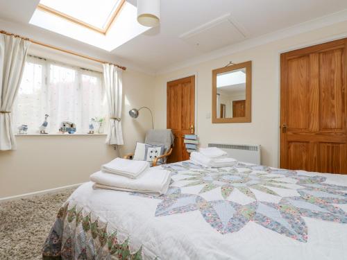 Postel nebo postele na pokoji v ubytování Godrevy Barn