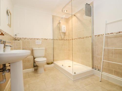 Koupelna v ubytování Godrevy Barn