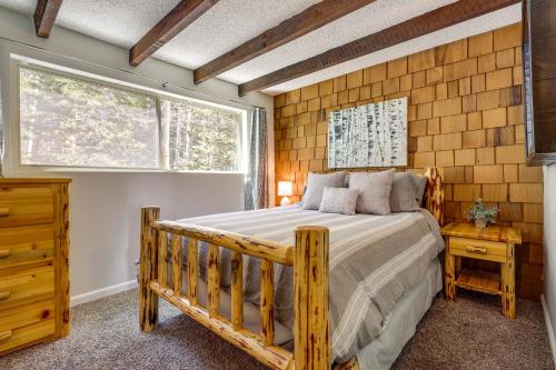 - une chambre avec un lit en bois et une fenêtre dans l'établissement Townhome with Mtn View - Walk to Brian Head Lifts!, à Brian Head