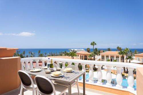 Apartment Playa Las Vistas 2 with breathtaking sea view, only 100 m to the sea, heated pool, aircondition for a fee, wifi