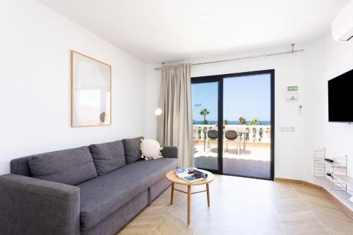 Apartment Playa Las Vistas 2 with breathtaking sea view, only 100 m to the sea, heated pool, aircondition for a fee, wifi