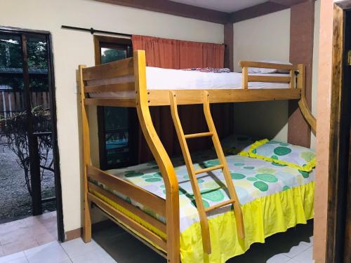 a bedroom with two bunk beds in a room at Hostal Tierra y Mar in Montañita