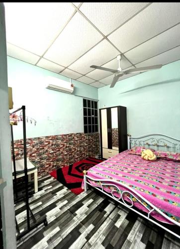 sypialnia z łóżkiem w pokoju w obiekcie Homestay lumut manjung murah w mieście Lumut