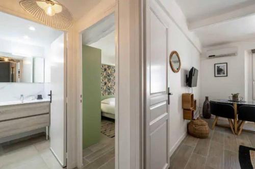 a bathroom with a door leading to a bedroom at Chez Jude in Cannes