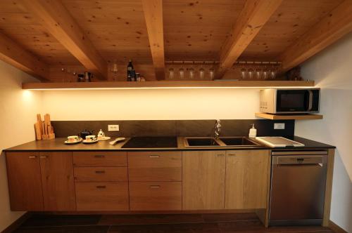 a kitchen with a sink and a microwave at Bellagio Les Etoiles in Bellagio