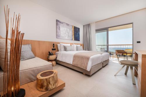Postel nebo postele na pokoji v ubytování Paralos Kyma Dunes Adults Only