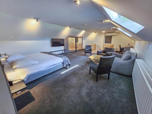 Postel nebo postele na pokoji v ubytování Logis Hôtel Le Menobu