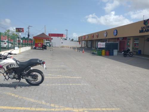 una motocicleta estacionada frente a un edificio en Flat no Turu, en São Luís