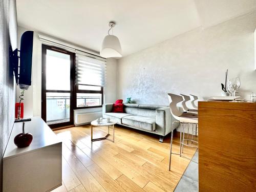 uma sala de estar com um sofá e uma mesa em PODWALE 2 Apartment - Self Check-In 20h ~Parking & Lift em Breslávia