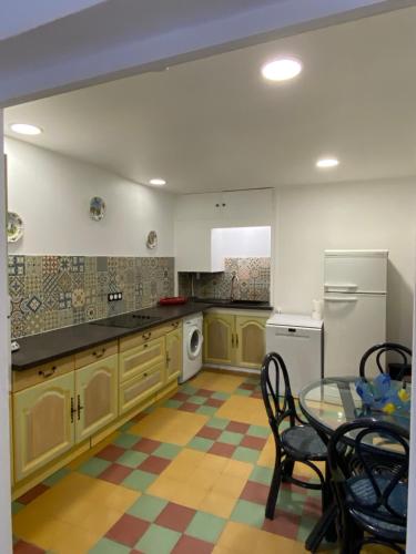 アルジェレス・シュル・メールにあるLes Ondinesの広いキッチン(テーブル、冷蔵庫付)