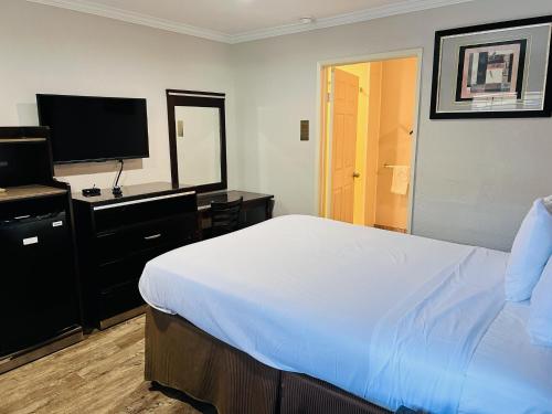 Ένα ή περισσότερα κρεβάτια σε δωμάτιο στο Rodeway Inn National City San Diego South