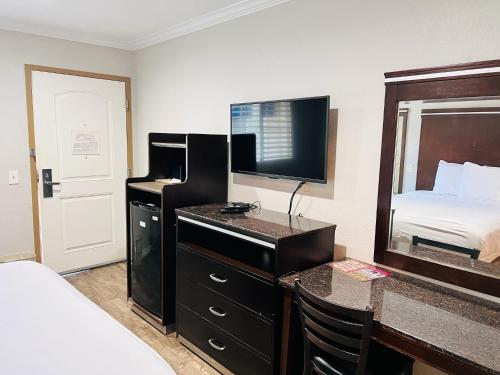 Ένα ή περισσότερα κρεβάτια σε δωμάτιο στο Rodeway Inn National City San Diego South