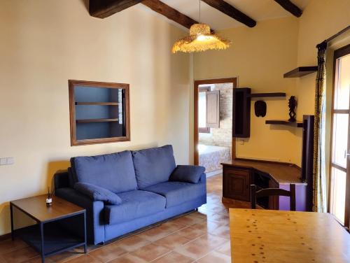 a living room with a blue couch and a table at Apartamento Tarragona centro histórico in Tarragona