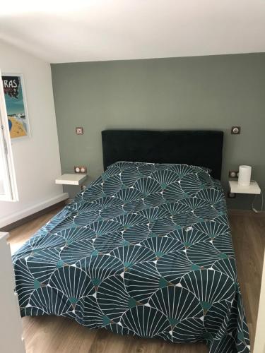 une chambre avec un lit avec une couette bleue et blanche dans l'établissement Pavillon 50 m² avec terrasse, à Châtelaillon-Plage