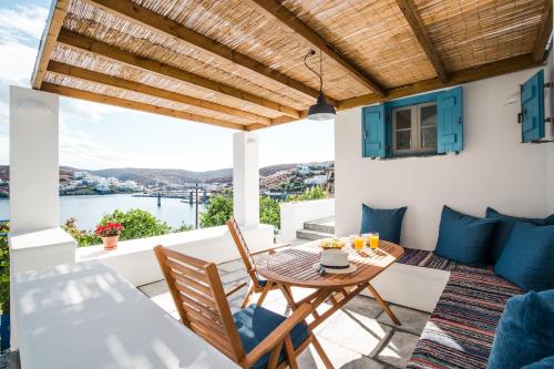 Un balcón o terraza en Fos Suites
