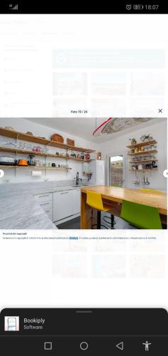 a website of a kitchen with a wooden table at B&B Diec10 in Murta Maria