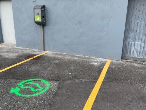 un parquímetro en un estacionamiento al lado de un edificio en Albergo Nazionale, en Biasca