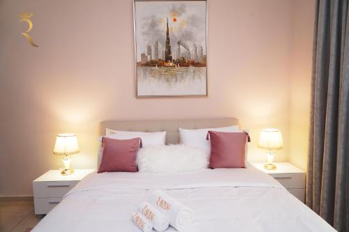Postel nebo postele na pokoji v ubytování Your Serene Getaway Haven Azure Baniyas 1BR Apartment