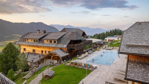 Ein allgemeiner Bergblick oder ein Berglick von of country house aus