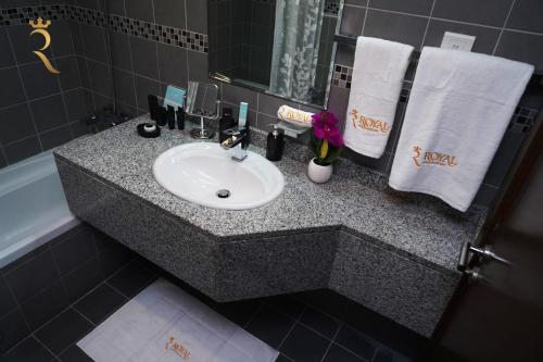 Ein Badezimmer in der Unterkunft Azure Bliss - Cozy 1BR Haven in Baniyas, Near Baniyas Square