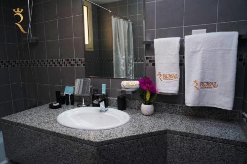 Kamar mandi di Your Serene Getaway Haven Azure Baniyas 1BR Apartment