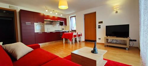 sala de estar con sofá rojo y TV en PEP'S HOME, en Lanciano