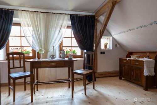 Posezení v ubytování Notranjska hiša - traditional country house, close to the world attraction Cerknica lake