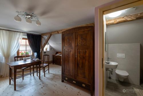 Koupelna v ubytování Notranjska hiša - traditional country house, close to the world attraction Cerknica lake