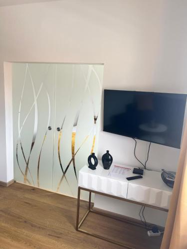Ferienwohnung Klein & Feinにあるテレビまたはエンターテインメントセンター