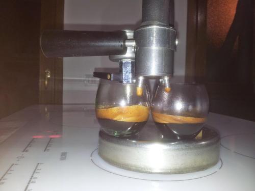 deux verres de jus d'orange sous un microscope dans l'établissement B&B Diec10, à Murta Maria