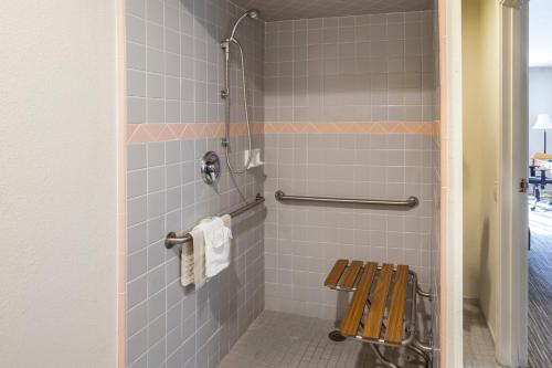 een douchecabine met een bank in de badkamer bij Quality Inn & Suites in Tulare
