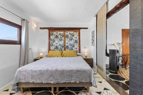 蒂亞斯的住宿－KOREVISTALMAR，一间卧室设有一张床和一个大窗户