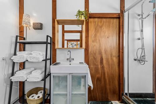 ein Badezimmer mit einem Waschbecken und einer Leiter in der Unterkunft KOREVISTALMAR in Tías